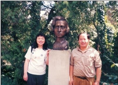 返國任教12年後(1995年)與妻子羅玉蘭訪問鋼琴詩人蕭邦的波蘭故居，在蕭邦的銅像前留影