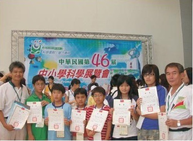 張政義校友(左一)指導學生參加科學展覽會